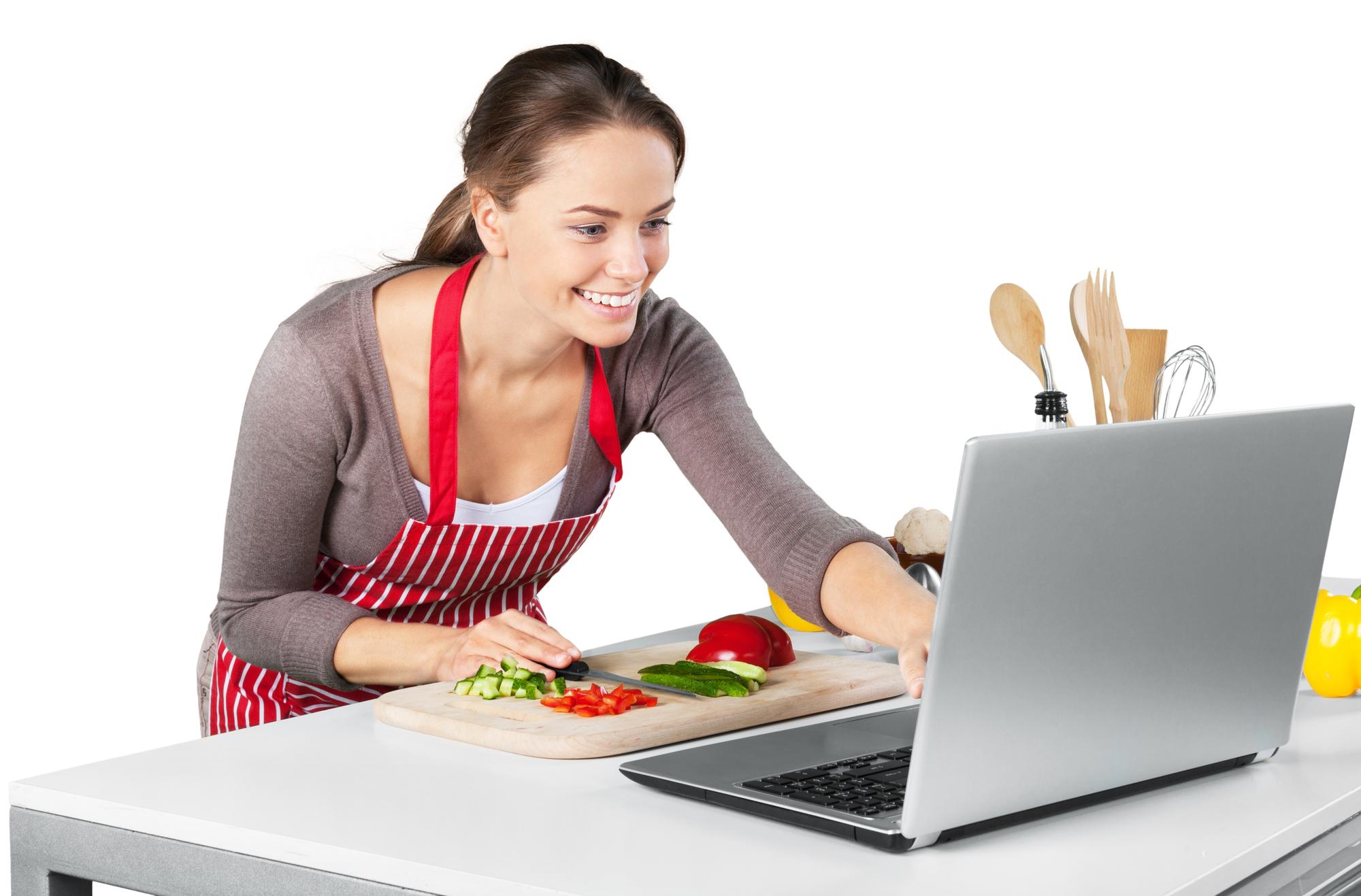 Alumno cocinando frente a cámara en clase online