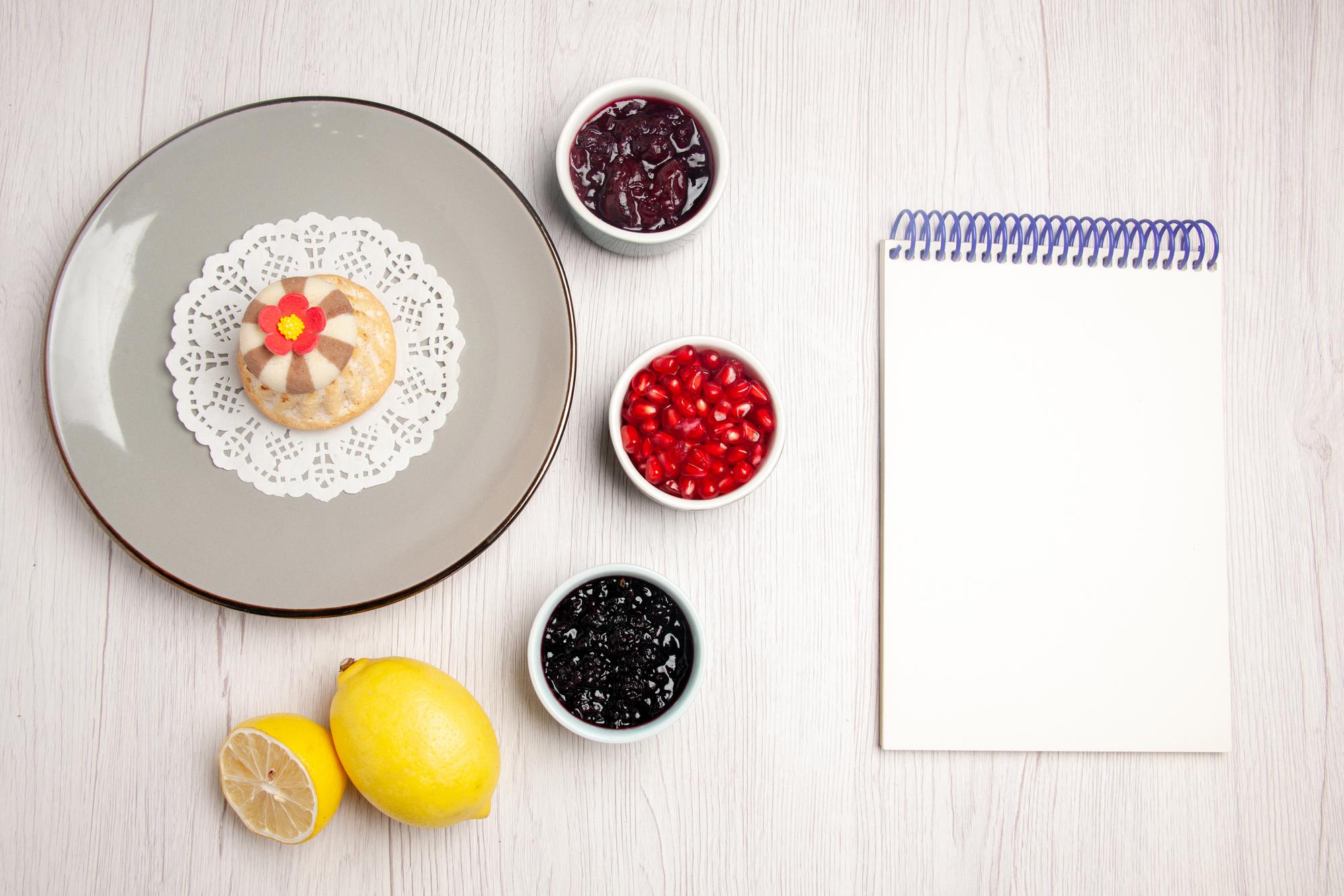 Mesa con platos de degustación para cursos